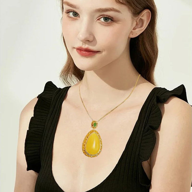 Elegant Lucky Flower Pendant Necklace