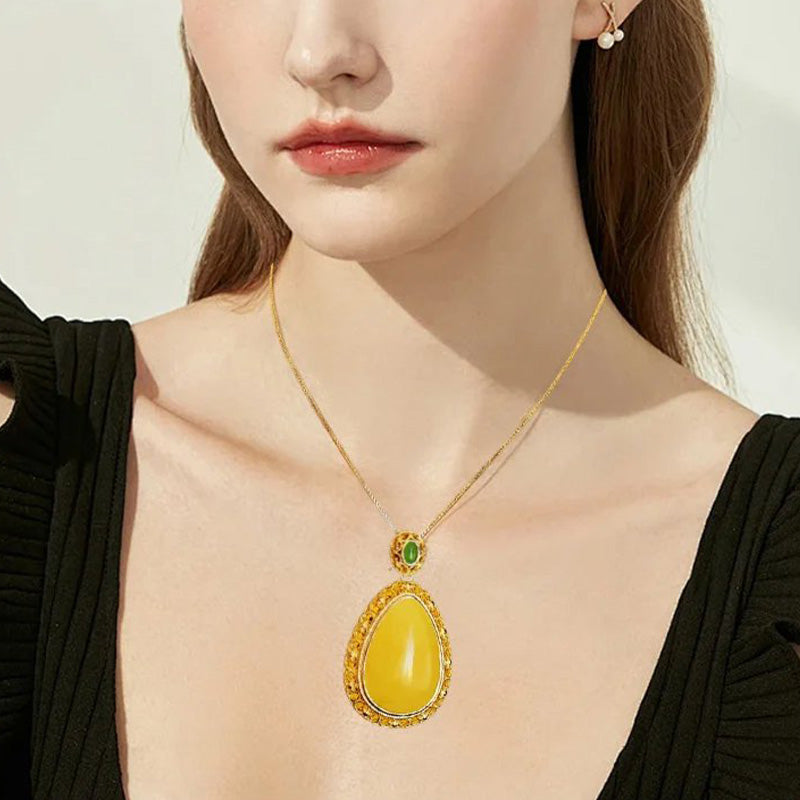 Elegant Lucky Flower Pendant Necklace