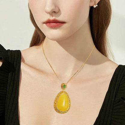 Elegant Lucky Flower Pendant Necklace